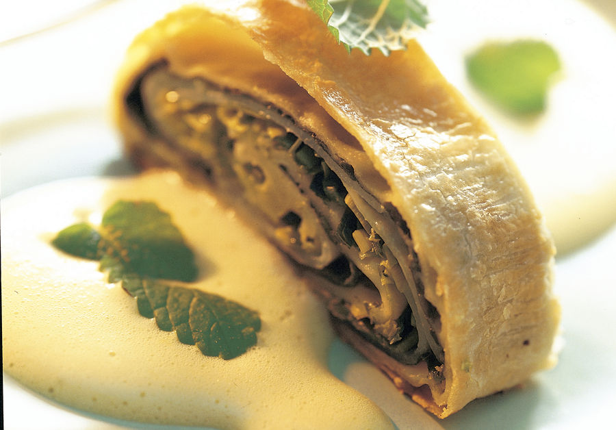 Strudel de queijo Gruyére em sabaione de rábano-silvestre