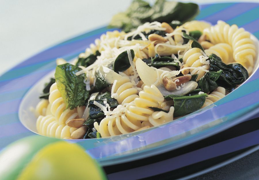 Fusilli com espinafres, pinhões e queijo Gruyère