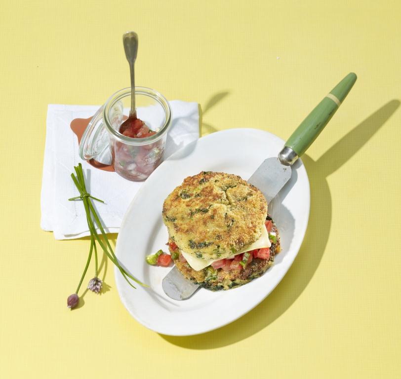 Hambúrguer de pão e queijo Gruyère AOP com molho de tomate