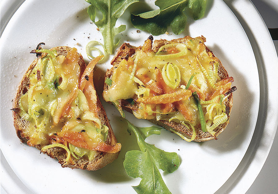 Tostas de queijo com legumes