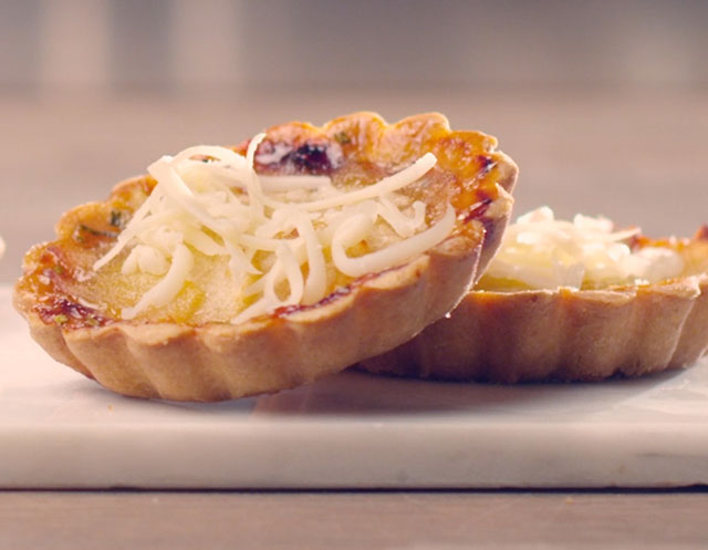 Tartes pequenas com peras, Appenzeller®, mel e rosmaninho