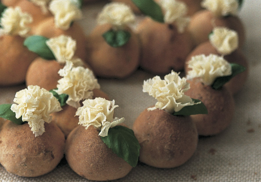 Coroa de pãezinhos com queijo Tête de Moine e manjericão