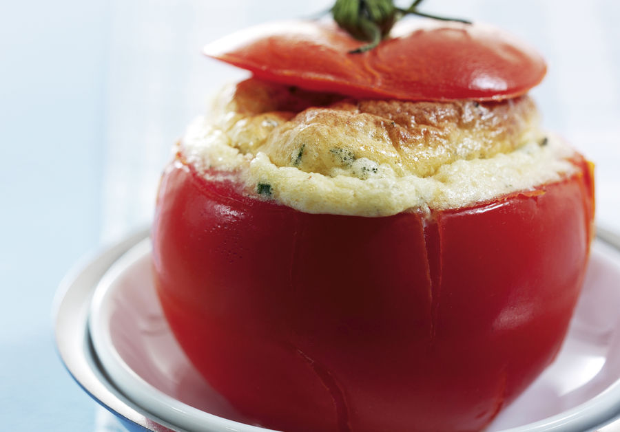 Tomates recheados com souflé de ervas aromáticas