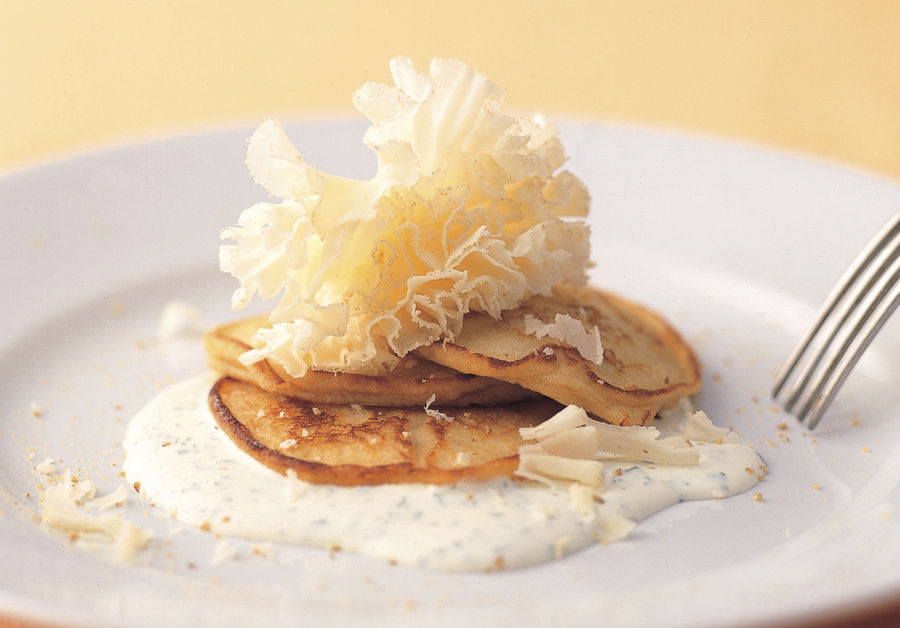 Crepes de batata com creme azedo de ervas aromáticas