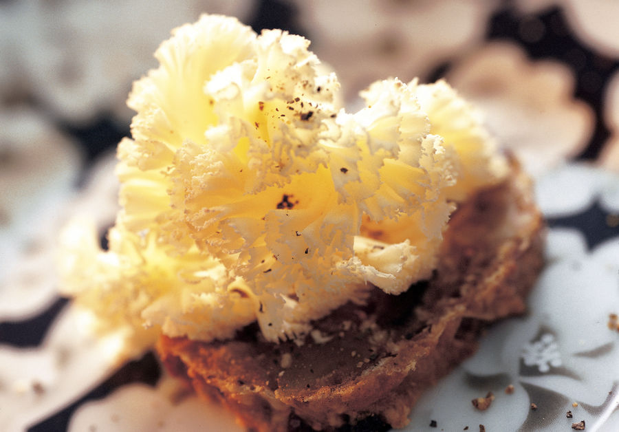 Rosetas de queijo Tête-de-Moine em pão de frutas