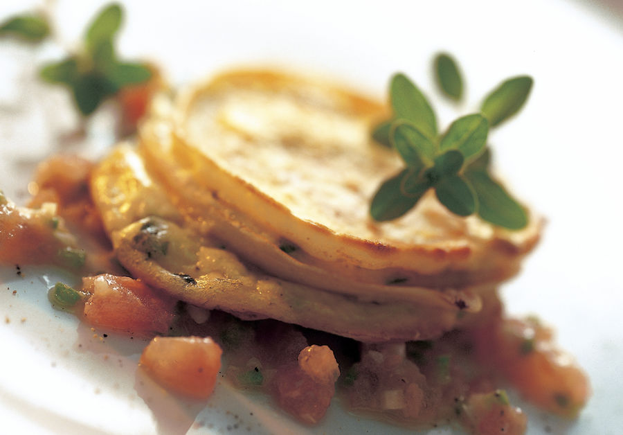 Crepes de queijo Sbrinz com molho de tomate