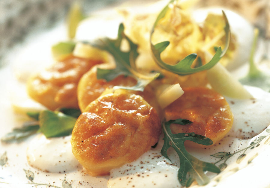 Batatas gratinadas com Gruyère e salada com molho de iogurte