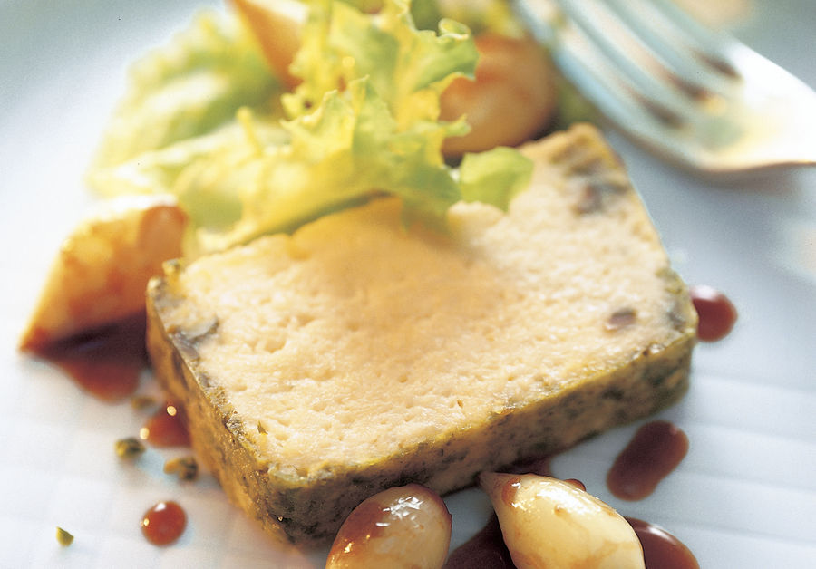 Terrina tépida de queijo Sbrinz e pistácios com cebolinhas